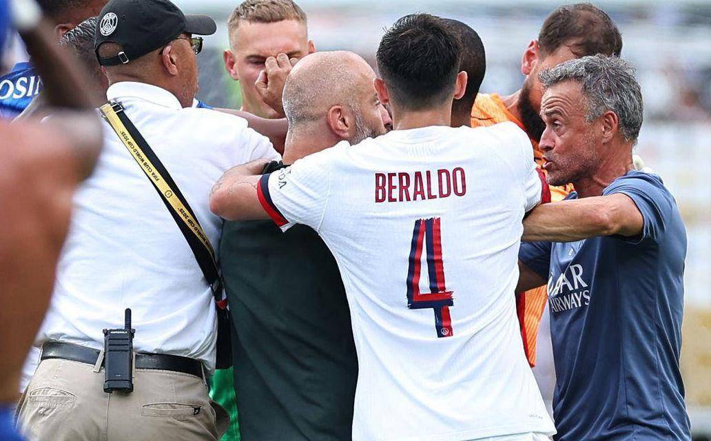 名帅失控！恩里克袭击球员引争议，或禁赛5场，巴黎形象受损